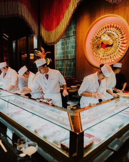 En Gekkō, la cocina es abierta para que los comensales puedan disfrutar de la preparación de los platos