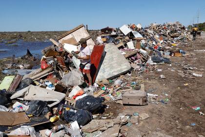 En General Daniel Cerri, Bahía Blanca, hay montañas de desperdicios que dejaron las inundaciones