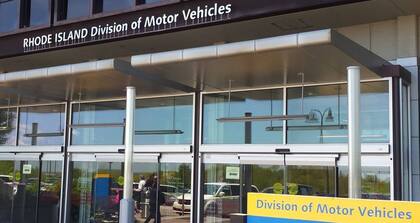 En general, los departamentos de Vehículos Motorizados emiten las credenciales con opciones presenciales y en línea. (LN)