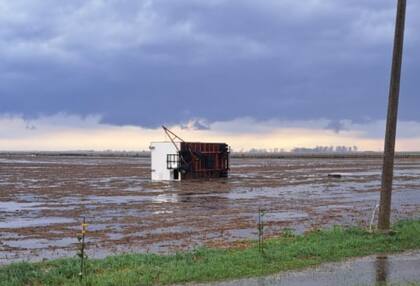 En General Villegas, una casilla dada vuelta tras el fuerte temporal de agua y viento