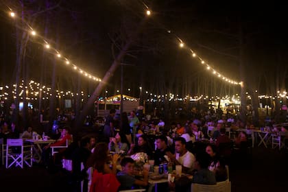 En Go! hay varias mesas para comer al aire libre