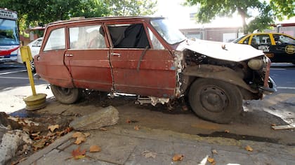En Godoy Cruz y Charcas, un Citroën Ami 8 con faltante de vidrios y deteriorado molesta a los vecinos.