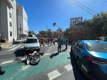 En Godoy Cruz y Paraguay, frente al centro comercial a cielo abierto Distrito Arcos, en tanto, colisionaron otro rodado particular y una moto