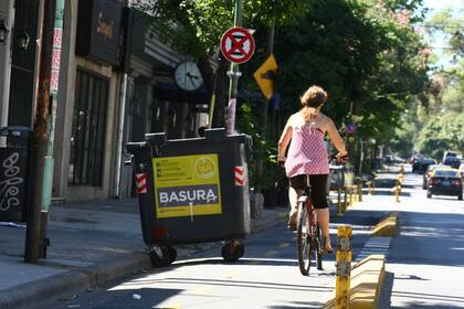 En Gorriti al 4500, un contenedor obstaculiza a una ciclista