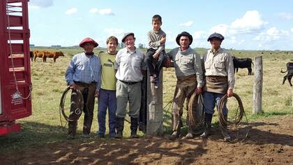 En Goya, Mario y Máximo Sellares y se equipo aplican en 1200 ha el pastoreo rotativo intensivo