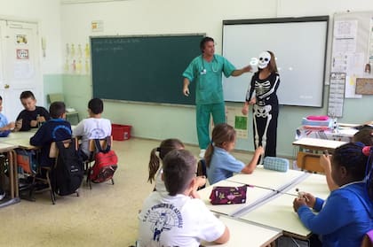 En Gran Canaria, invitado a dar clases en la escuela primaria.