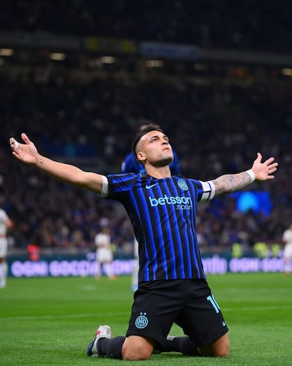 En gran nivel en la Serie A, Martínez busca ganarse un lugar en el once de Lionel Scaloni.