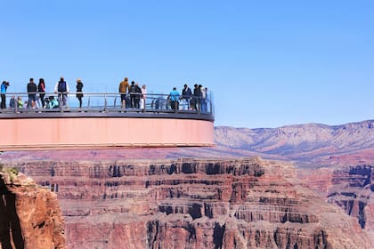 En Grand Canyon West, justo en el borde del Gran Cañón, se encuentra uno de los puentes de cristal más espectaculares del lugar. Foto: Unsplash