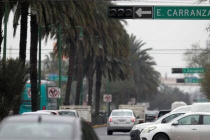 En grandes ciudades, como Monterrey, la falta de semáforos por el corte de electricidad generó problemas viales