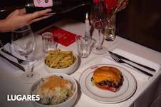 La hamburguesería que apuesta a presentaciones delicadas, mesas con mantel y cristalería