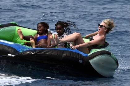 En Grecia. Charlize Theron disfrutó de un día muy divertido junto a sus hijas