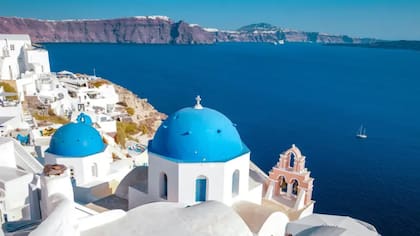 En Grecia, se hacen recargos de hasta US$24 por persona en islas populares como Mykonos y Santorini durante los periodos de mayor afluencia