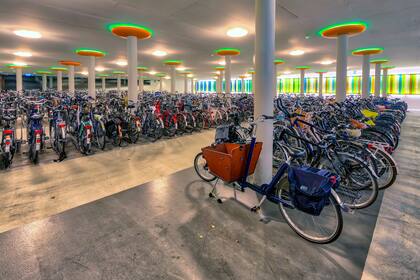 En Groningen, un moderno estacionamiento subterráneo de bicicletas