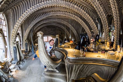 En Gruyères, el pueblo pueblo suizo famoso por el queso, se destaca el bar creado por Hans-Ruedi Giger, que le dio vida a los aliens de las películas
