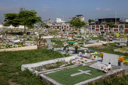 En Guayaquil, la policía ha intentado combatir la delincuencia con redadas nocturnas en zonas de alta violencia.