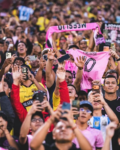 En Guayaquil, Messi fue ovacionado desde la entrada en calor