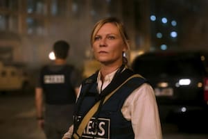 En Guerra Civil, Kirsten Dunst es una fotoperiodista experimentada (Foto: A24)