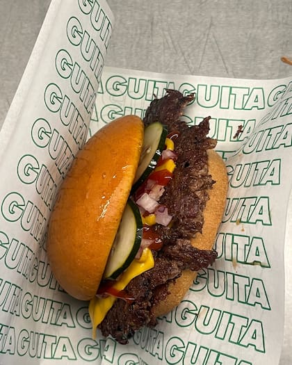 En Guita tienen una regla inquebrantable —”abiertos hasta el sold out”— que hace que cada jornada sea una carrera contra el tiempo