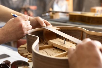 En Guitarras Bravo hacen y reparan guitarras