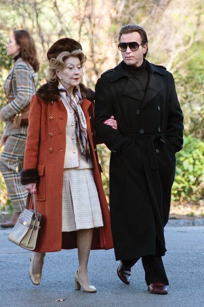 En "Halston", la serie de Neflix, Ewan McGregor interpreta al reconocido diseñador, que gracias a un espectacular desfile organizado por Lambert (representada por la actriz Kelly Bishop) en el Palacio de Versalles, logra concentrar la mirada de Europa.