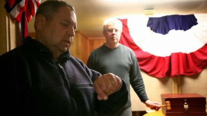 En Hart''s Location esperan el primer segundo del día de la elección para abrir la votación que se cierra cuando todos emitieron su voto