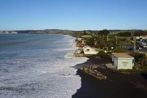 Pesadilla: el pueblo neozelandés que vive amenazado por olas gigantescas