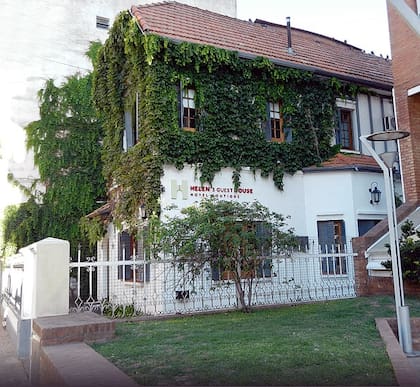 En Helen’s Guest House, las habitaciones tienen nombre de parejas famosas; en el bistró, los platos base son vinilos