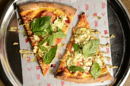 En Hell''s pizza la sirven por porción