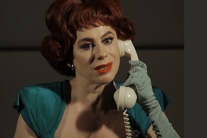 En Hello Andy?, Alejandra Radano interpreta a la legendaria estrella Joan Crawford en un diálogo casi imposible el artista pop