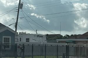 En Hialeah es común ver casas rodantes y botes que se usan como vivienda