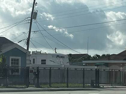 En Hialeah, es común ver casas rodantes y botes que se usan como vivienda en los patios de las casas
