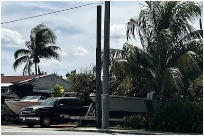 En Hialeah, es común ver casas rodantes y botes que se usan como vivienda en los patios de las casas