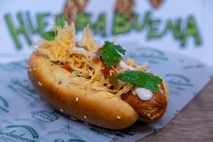 En Hierbabuena Vegan hay hot dogs con salchicha vegana tipo alemana