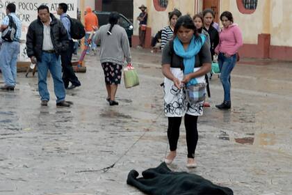 En "Hilo de tiempo", performance realizada en Chiapas, en 2012, Galindo se mostró en la vía pública cubierta por el mismo tipo de envoltorio negro con el que se cubre a los cadáveres; el público destejía la bolsa