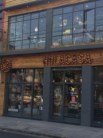 En Hola Casa encontrás objetos y adornos, pero también muebles divinos