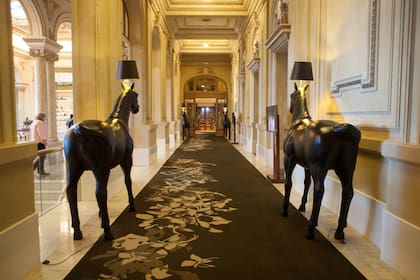 En homenaje al Gran Premio Ramírez, uno de los grandes eventos del hotel, la lámpara de un caballo en tamaño real es el resultado de una colaboración entre la empresa holandesa Moooi y la sueca, Frente.