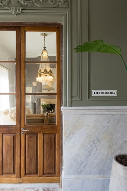 En honor a la dueños de la casa en dos salas pusieron un cartel con su nombre