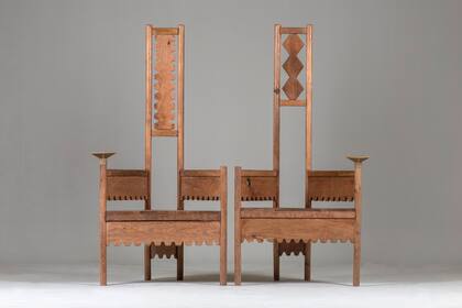 En honor a sus abuelos, Toribio y Alcira, estos tronos evocan la memoria, bellamente tallados en algarrobo blanco seco, con detalle en cuero cocido a mano con tiento fino.