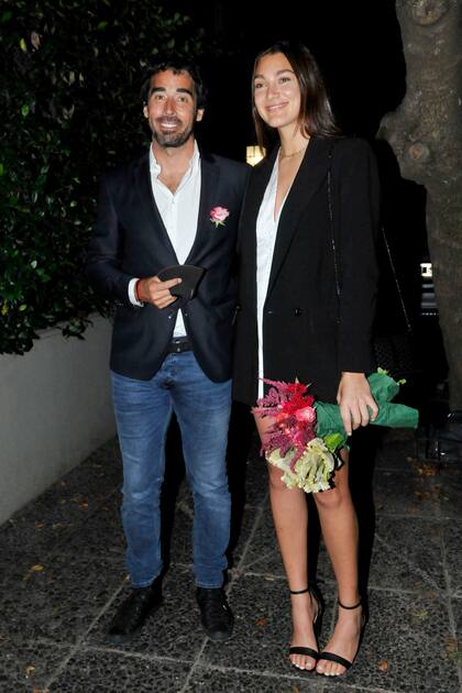 En horas de la madrugada, Nacho Viale salió del lugar del festejo con su novia