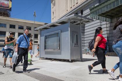 En Hornos 76, en el ingreso a la estación Constitución, también se instaló un nuevo escaparate