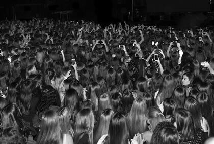 En Identidad, de Camila López Pozner, una gran masa de jóvenes busca retratar con su celular algo que no ve