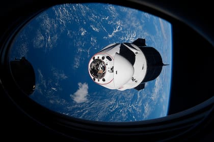 En imagen de archivo del sábado 24 de abril de 2021 difundida por la NASA, la cápsula Crew Dragon de SpaceX se acerca a la Estación Espacial Internacional para su acoplamiento.