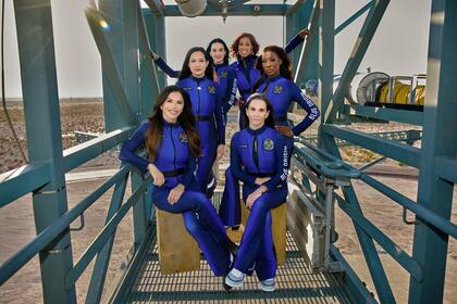En imagen proporcionada por Blue Origin se muestra, en primera fila, sentadas, de izquierda a derecha: Lauren Sanchez y Kerianne Flynn y de pie, detrás, de izquierda a derecha: Amanda Nguyen, Katy Perry, Gayle King y Aisha Bowe, en el oeste de Texas. (Blue Origin vía AP)