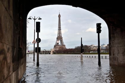 El Ayuntamiento de París cerró los caminos que se encuentran a lo largo de las orillas del Sena, desde el este de la capital hasta el área alrededor de la Torre Eiffel