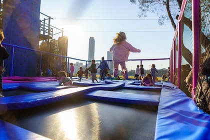 En Imaginá Bocha, las propuestas de entretenimiento se dividen entre más corporales (como las camas elásticas, el parque aéreo o los inflables) y otras más artísticas o lúdicas.
