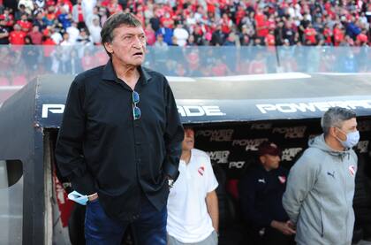 En Independiente están divididos por la continuidad de Julio César Falcioni; si fuera por Daniel Montenegro, asesor deportivo, no seguiría como entrenador