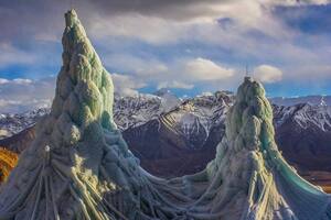 Estupas de hielo: las fascinantes torres congeladas del Himalaya