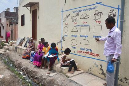 En India los maestros usan las paredes de las calles para dar clases