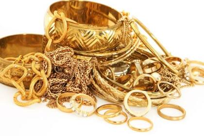 En India, una mujer se tragó 1.5 kilográmos en joyas, anillos, cadenas, monedas y candados