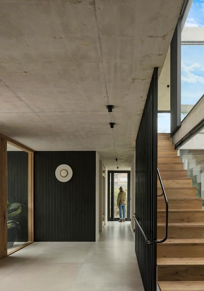 En interiores y exteriores, el piso es de porcelanato Portobello ‘Nord Ris’ de 1,20x1,20m. 